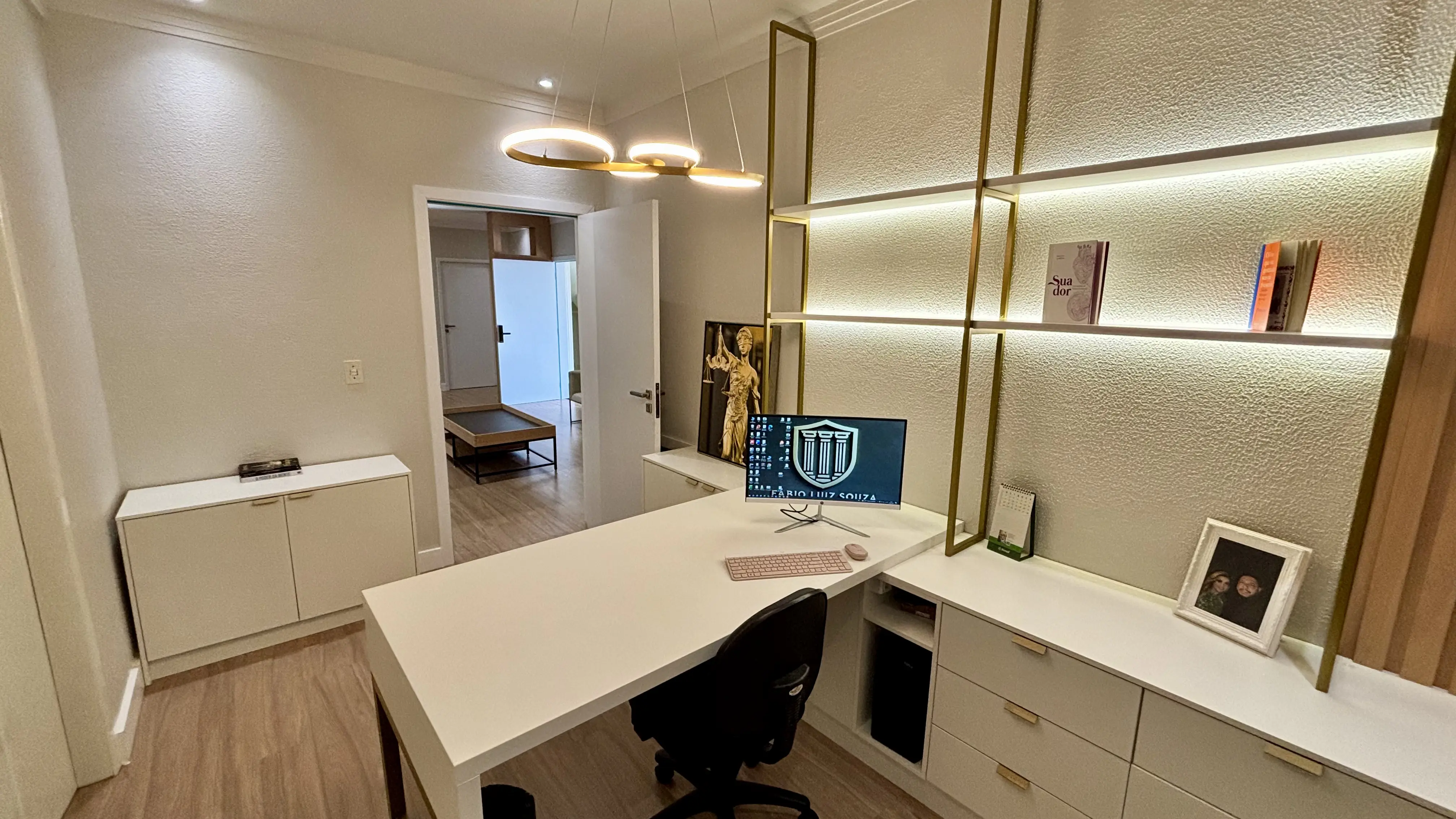 Escritório Dr. Fábio Luiz Souza — Sala de Reunião